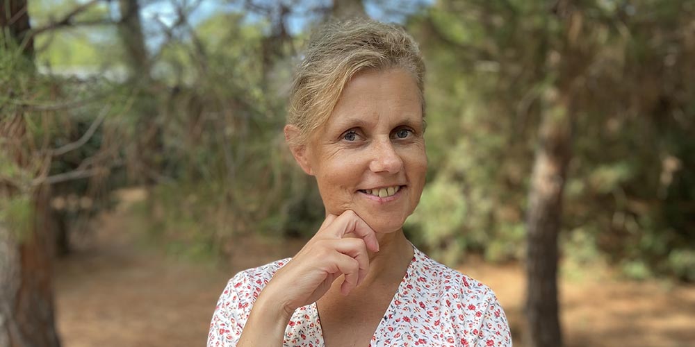 je m’appelle Béatrice, mais comme le font mes amis, tu peux m’appeler Béa. Avec plus de 30 ans d’expérience en tant que professeur d’éducation physique, accompagnée de mon expérience dans l’enseignement du développement personnel et de l’alimentation saine, je souhaite vous guider à travers les transitions que nous réservent la vie à 40 ans, 50 ans ou 60 ans..
