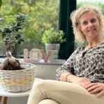 Béa, fondatrice de Femmes en Harmonie, accueillant les lectrices dans un espace dédié au bien-être, à l'équilibre et à l'épanouissement des femmes après 45 ans.