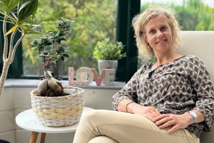 Béa, fondatrice de Femmes en Harmonie, accueillant les lectrices dans un espace dédié au bien-être, à l'équilibre et à l'épanouissement des femmes après 45 ans.
