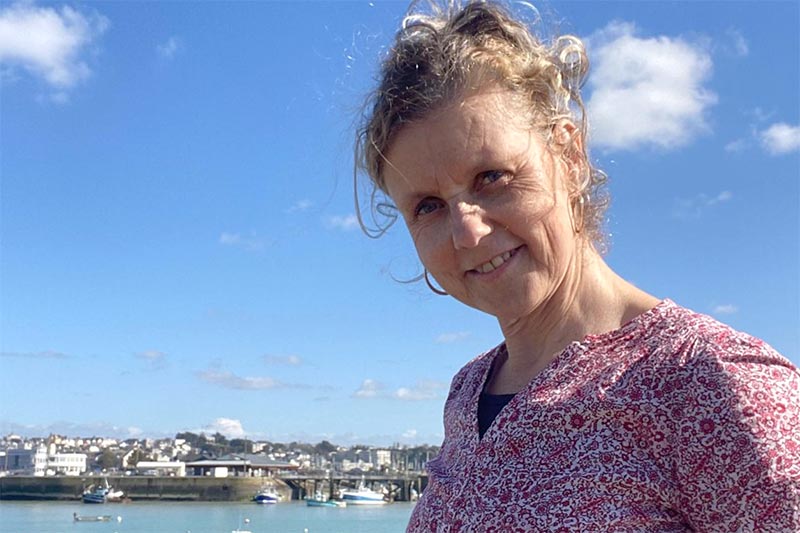 Béa, fondatrice de Femmes en Harmonie, souriante devant un paysage marin, incarne le chemin vers une santé durable et un équilibre intérieur. Avec sa passion pour le développement personnel, elle t'invite à explorer les pratiques qui favorisent ton bien-être. En cultivant des habitudes saines, tu découvriras comment vivre en harmonie avec toi-même, ton entourage et l'environnement, tout en embrassant les petites victoires de la vie quotidienne.