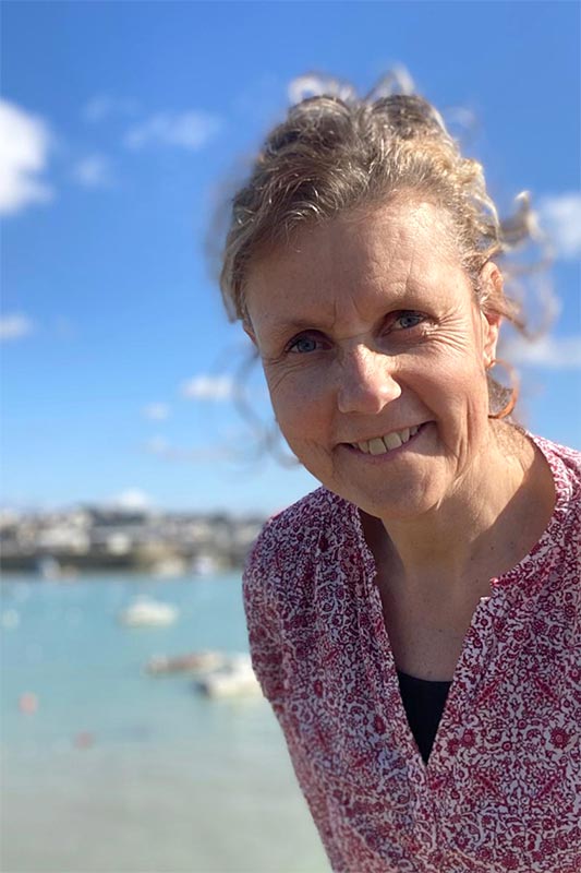 Béa, la fondatrice de Femmes en Harmonie, te regardant, souriante devant la mer, Elle est prête à t'accompagner à cultiver santé, équilibre et bien-être pour être en harmonie et épanouie. Avec une approche positive du développement personnel et le lien entre le bien-être physique et émotionnel, tu découvriras comment devenir une femme en harmonie avec toi-même, ton entourage et le monde.