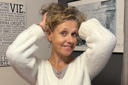 Béa, la fondatrice de Femmes en Harmonie, souriante et pleine d'énergie, montre comment cultiver santé et équilibre dans sa vie quotidienne. Elle est là pour t’accompagner dans ton parcours vers un bien-être épanouissant. Grâce à une approche positive du développement personnel, découvre comment harmoniser ton esprit et ton corps tout en créant des liens profonds avec ton entourage. En suivant ses conseils, tu apprendras à devenir une femme en harmonie avec toi-même et le monde qui t'entoure.