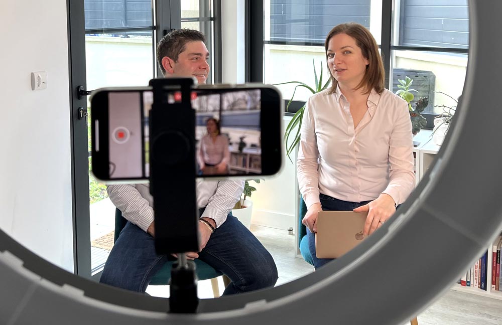 Sabrina et Nicolas en plein tournage des capsules promotionnelles pour le lancement imminent de leur nouveau projet. Grâce à leur résilience, ils ont pu trouver des solutions créatives et originales pour les différentes communications du lancement.
