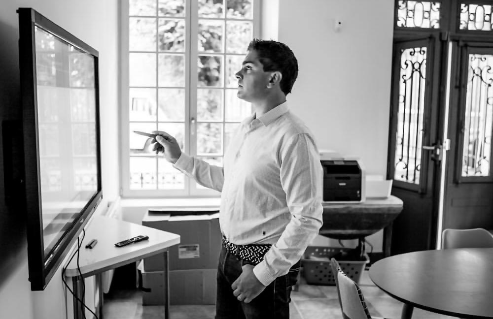 Nicolas devant un tableau numérique en train d'imaginer leur futur projet. Avec Sabrina, ils ont trouvé dans leur résilience une force insoupçonnée pour surmonter les défis financiers et se réinventer.