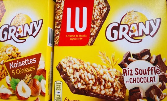 Les aliments transformés comme les biscuits, les barres granola et les céréales peuvent être riches en sucres ajoutés. Choisis des alternatives non transformées et plus saines.