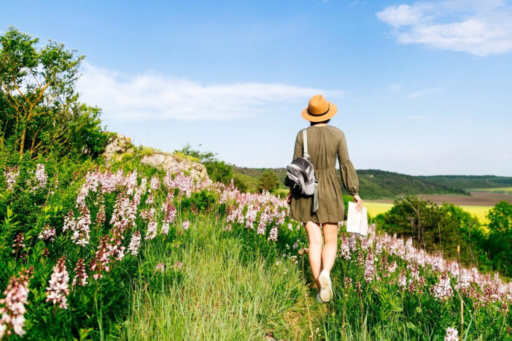 Jeune femme se promenant dans la campagne fleurie