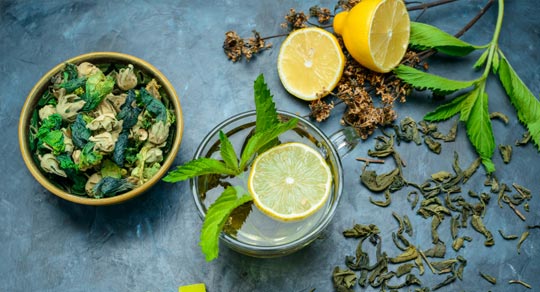 Remplace les sodas, jus et autres boissons sucrées par de l'eau, des infusions ou des eaux aromatisées maison sans sucre ajouté.