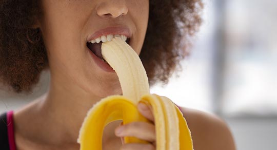 Opte pour des collations riches en protéines et en fibres pour te rassasier et réduire les envies de sucre entre les repas.