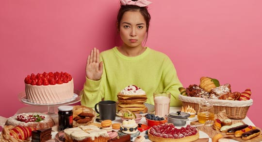 Quand l'envie de sucre se fait sentir, privilégie des alternatives plus saines comme un fruit ou un dessert fait maison avec moins de sucre.