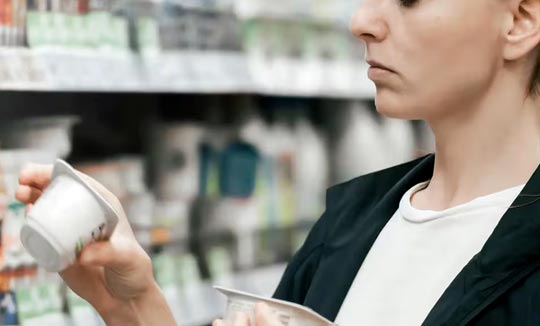 Les produits allégés en matières grasses peuvent souvent contenir plus de sucre pour compenser le goût perdu. Vérifie les étiquettes et opte pour des versions naturelles lorsque possible.