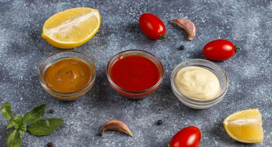 De nombreux condiments et sauces emballées contiennent des quantités cachées de sucre. Opte pour des versions sans sucre ajouté ou prépare tes propres sauces à la maison pour contrôler les ingrédients.