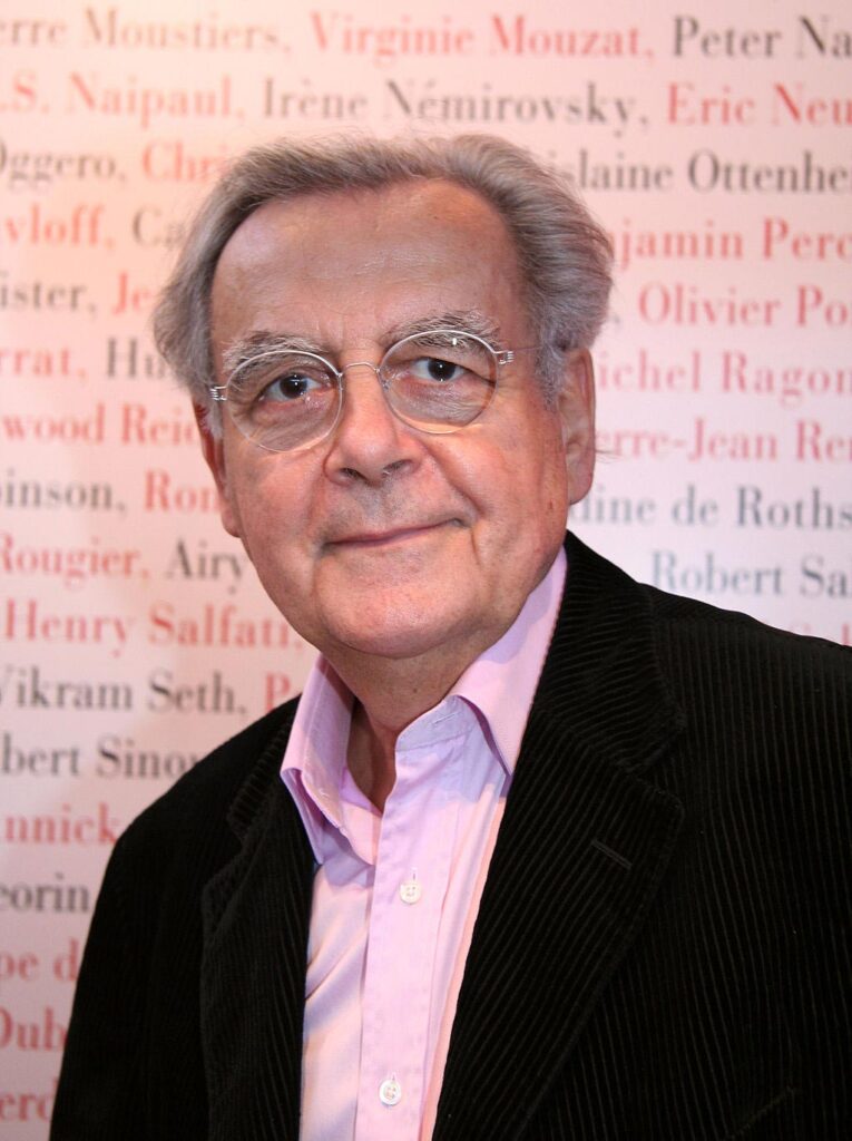 Bernard Pivot posant pour une photo lors d'une séance de dédicaces au Salon du livre de Paris en 2009 (France)