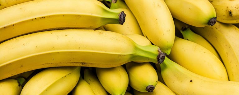 Bananes mûres du mois de mai, avec leur texture crémeuse et leur douce saveur sucrée, parfaites pour une collation saine et énergétique ou pour ajouter une touche de douceur à vos recettes préférées.