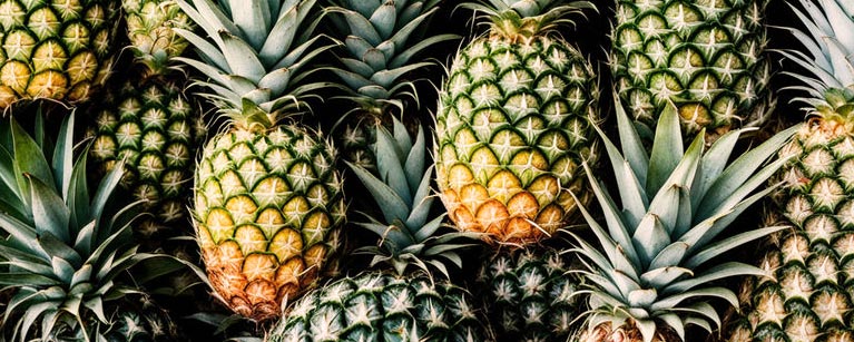 Ananas frais du mois de mai, avec leur chair sucrée et juteuse, prêts à apporter une touche d'exotisme et de fraîcheur à vos recettes estivales.