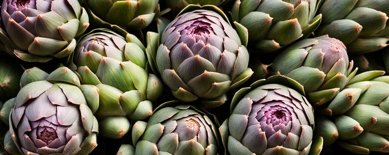 Artichauts frais du mois de mai, offrant une saveur délicate et une texture tendre, prêts à être dégustés dans une variété de plats savoureux pour une cuisine printanière raffinée.