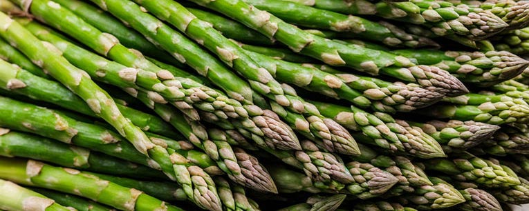 Asperges fraîches du mois de mai, avec leur teinte verte vive et leur saveur délicate et croquante, idéales pour ajouter une touche d'élégance à vos plats printaniers.