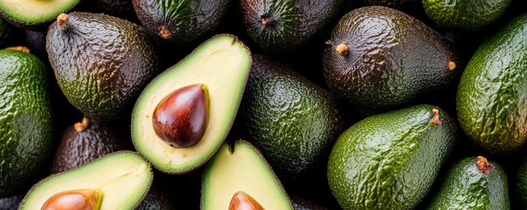 Avocats frais du mois de mai, avec leur chair crémeuse et leur saveur riche et beurrée, parfaits pour ajouter une touche de fraîcheur et de nutrition à vos salades, sandwiches et plats estivaux.