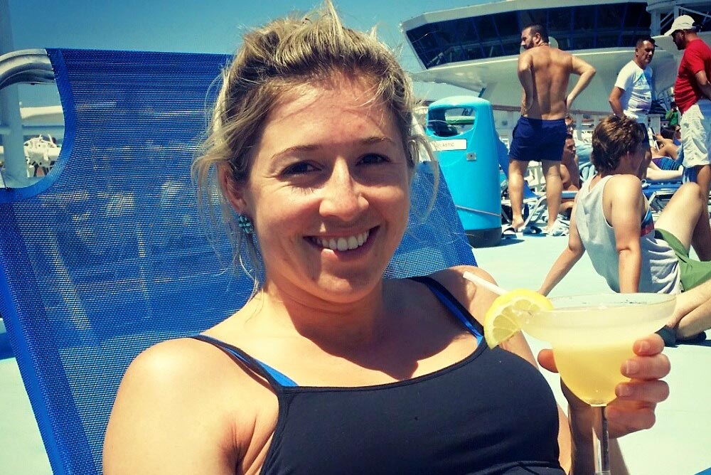 Holly Butcher, une jeune femme australienne de 27 ans, nous a laissé une lettre poignante peu de temps avant sa mort nous invitant à profiter de chaque Instant de la vie. Plus de 6 ans après son décès, son message continue encore de résonner à travers le monde.