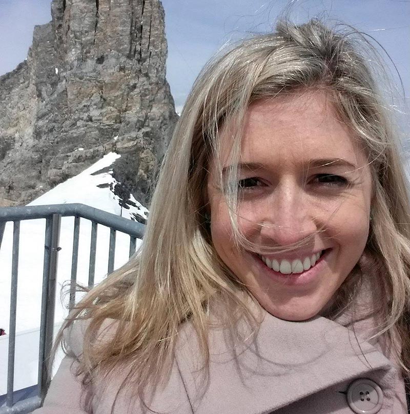 Holly, tout sourire et consciente de la fin imminente de sa vie, a décidé de partager ses réflexions sur la vie et la mort, encourageant chacun de nous à profiter de chaque instant.