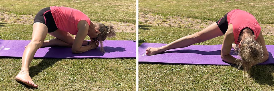 En tenue de sport sur la pelouse de son jardin, Béa, fondatrice de Femme en Harmonie, montre la manière correcte de faire des étirements adducteurs, sous un splendide ciel bleu et un soleil éclatant.