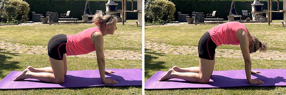 Profitant du beau temps, Béa, la fondatrice de Femme en Harmonie, effectue en tenue de sport des exercices d'étirements du dos dans son jardin.