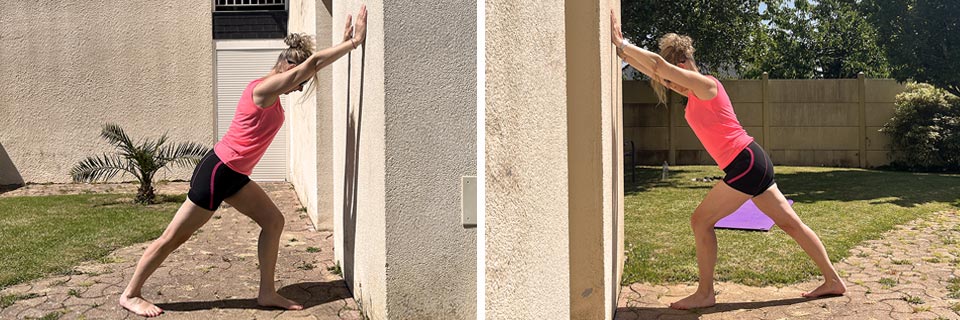 S'appuyant contre un mur dans son jardin, Béa, la fondatrice de Femme en Harmonie, illustre la bonne façon d'effectuer des exercices d'étirements des mollets.