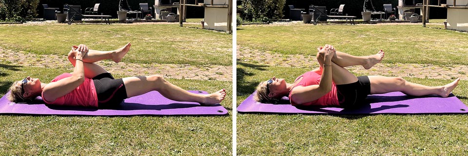 Profitant d'une belle journée ensoleillée avec un ciel bleu limpide, Béa, la fondatrice de Femme en Harmonie, enseigne dans son jardin la bonne façon d'effectuer des étirements du psoas et des fléchisseurs de la hanche.
