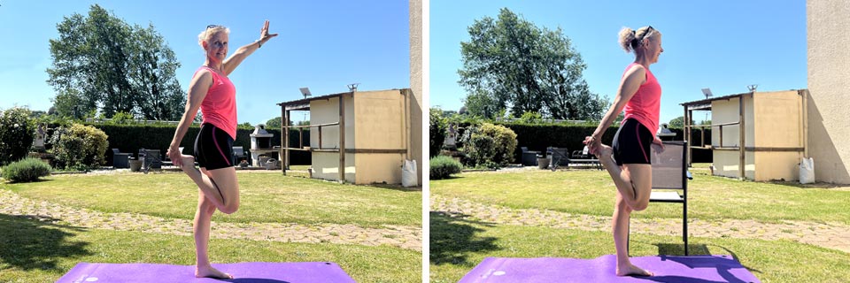 Profitant du beau temps avec un ciel bleu éclatant, Béa, fondatrice de Femme en Harmonie, réalise des exercices d'étirements du quadriceps dans son jardin, habillée en tenue de sport.
