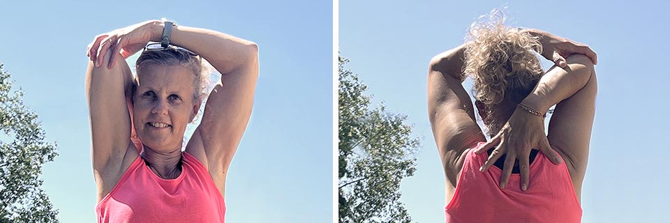 Par une journée ensoleillée avec un ciel bleu magnifique et habillée en tenue de sport, Béa, la fondatrice de Femme en Harmonie, montre dans son jardin comment réaliser correctement des exercices d'étirements des triceps..
