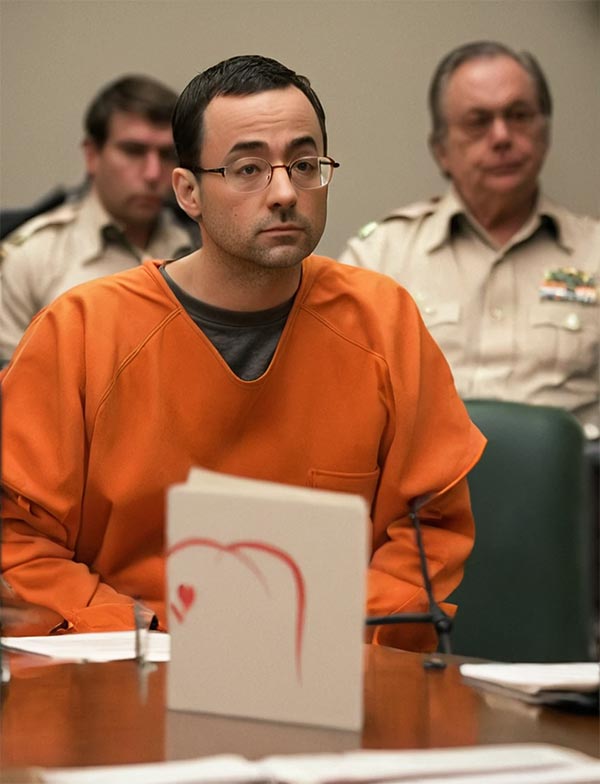 Le médecin pédophile Larry Nassar en tenue de détenu orange lors de son procès en novembre 2017.