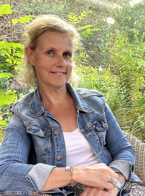 Photo de Béa, fondatrice de Femmes en Harmonie, dédiée au bien-être au féminin après 45 ans, partageant ses clés pour retrouver harmonie et vitalité au quotidien.