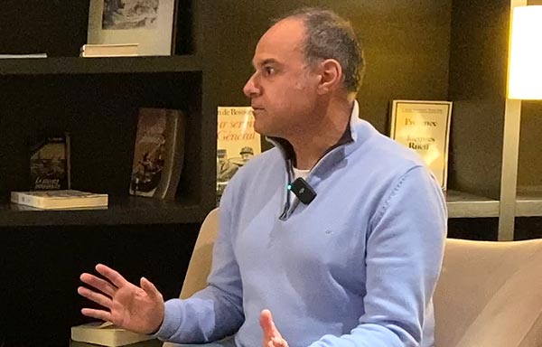 Philippe explique comment l’ostéopathie utilise des techniques douces pour détendre le corps et rééquilibrer le système neurovégétatif, favorisant une meilleure harmonie corps-esprit.