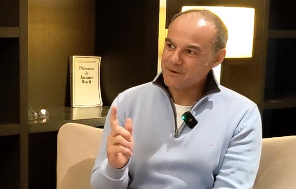 Philippe, en gros plan et le doigt levé,  compare l'importance de l'entretien régulier du corps par l'ostéopathie à la révision d'une voiture, pour prévenir les problèmes.