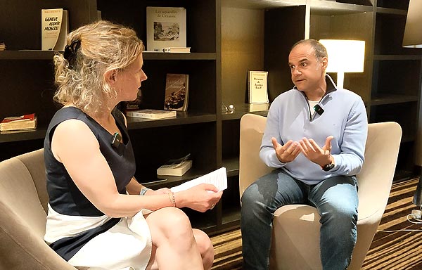 Béa et Philippe explorent toutes les facettes de l'ostéopathie pour équilibrer le corps, le mental et la vie sociale, contribuant ainsi à un bien-être global, dans un salon cosy.