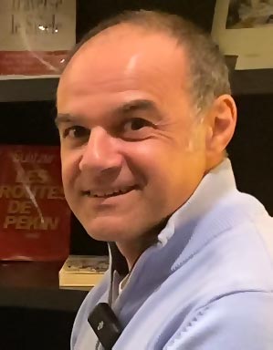 Portrait en gros plan de Philippe Thauvoye avec un grand sourire avant l'interview de Béa sur les bienfaits de l'ostéopathie