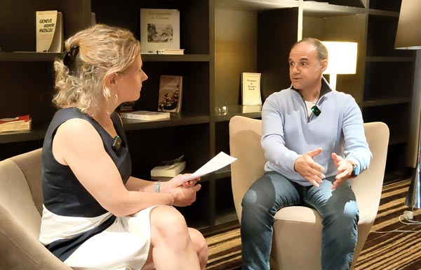 Discussion entre Béa et Philippe sur le rôle de l’ostéopathie dans la régulation du système neurovégétatif, pour maintenir l’équilibre entre le corps et l’esprit