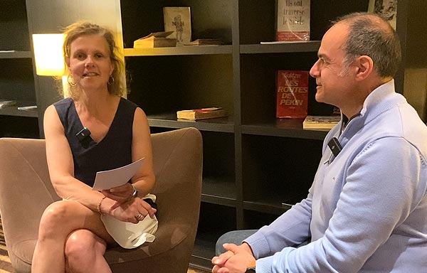 Béa conclut l'interview avec Philippe en invitant les spectatrices à explorer davantage les bienfaits de l'ostéopathie et à rejoindre 'Femmes en Harmonie' pour plus de contenu bien-être.