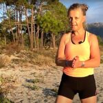 Béa, fondatrice de Femmes en Harmonie, pratique des exercices matinaux sur une plage au lever du soleil pour brûler des calories et stimuler son métabolisme naturellement.