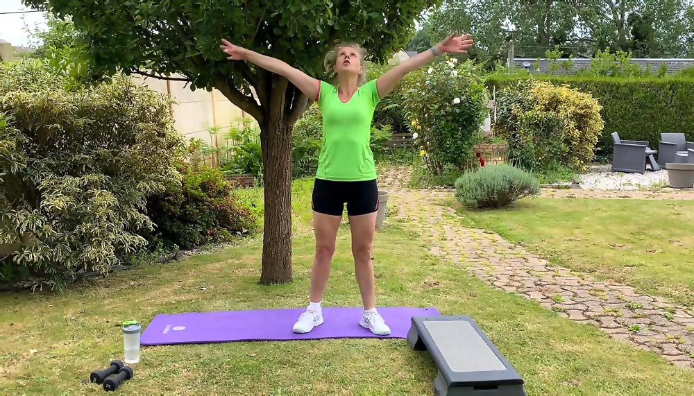 Béa, fondatrice de Femmes en Harmonie, effectue un échauffement en plein air pour préparer son corps à l'effort. Cet exercice favorise la circulation sanguine, augmente la température musculaire, et aide à brûler des calories de manière plus efficace pendant l'entraînement.