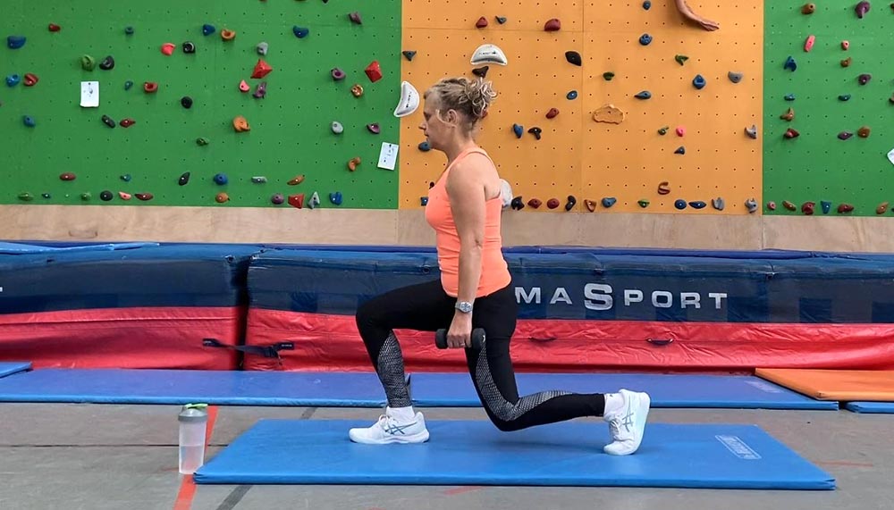 Béa réalise des exercices de fentes dans le cadre de son programme « 21 jours pour booster ta FORME et ton ÉNERGIE ». Ce programme quotidien aide à brûler des calories, améliorer la posture et renforcer son énergie.