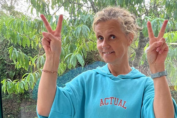 Béa, fondatrice de Femmes en Harmonie, fait un signe de victoire pour t'encourager à intégrer des exercices réguliers dans la routine quotidienne.