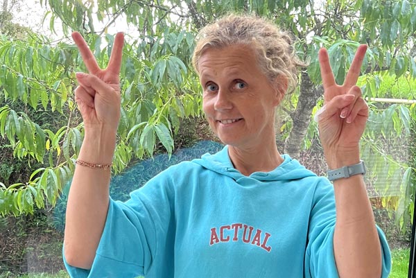 Béa, créatrice de Femmes en Harmonie, souriante et motivée, prête à partager ses conseils pour lutter contre la fatigue et retrouver l'énergie.