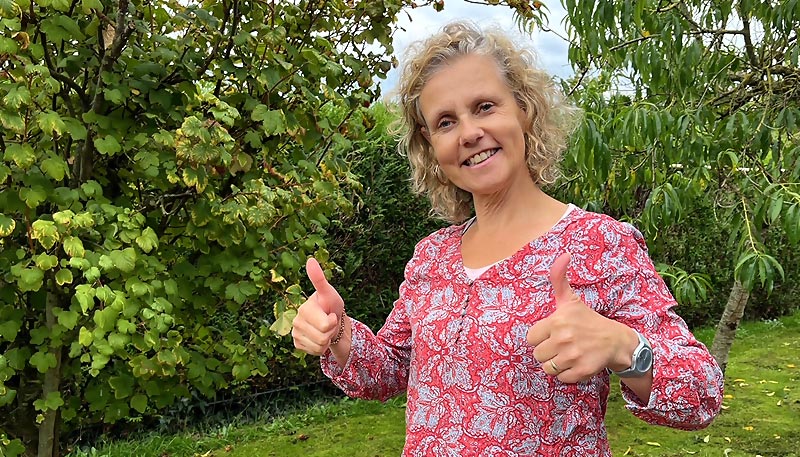 Béa, la fondatrice de Femmes en Harmonie, dans son jardin, sereine et confiante, t'encourageant à te reconnecter à toi-même et à retrouver un équilibre intérieur durable pour arrêter de manger tes émotions.