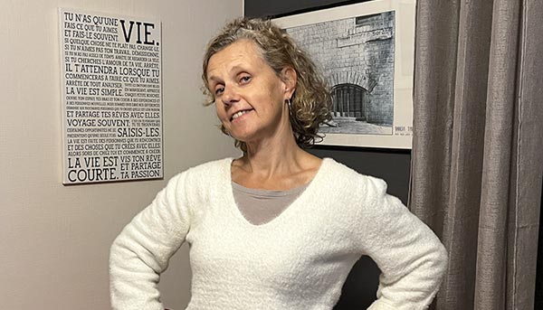 Béa, fondatrice de Femmes en Harmonie, pleine d'énergie, démontrant les bienfaits d'une alimentation riche en aliments énergétiques, idéale pour retrouver force et vitalité à partir de 45 ans.