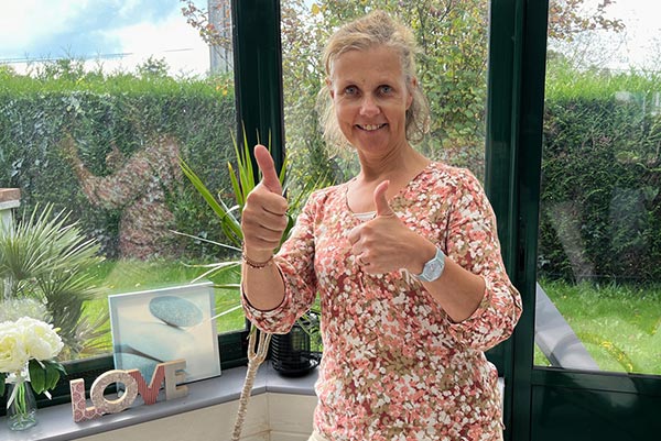 Béa, souriante et enthousiaste, illustrant la motivation et la confiance en la capacité de reprendre le contrôle de son poids et de son bien-être grâce à des solutions simples et efficaces.