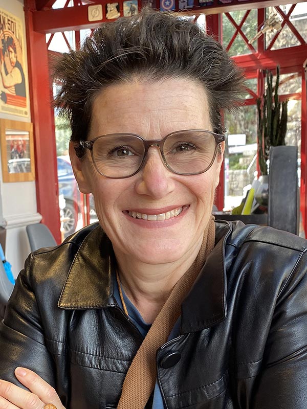 Sandra souriante, symbolisant la résilience et la quête d'équilibre de vie après le syndrome du nid vide, illustrant l'importance de se recentrer.