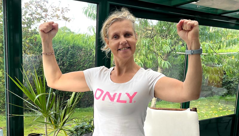 Béa montrant fièrement ses muscles pour illustrer les bienfaits de la musculation pour les femmes : un moyen efficace de gagner en force, en confiance et en santé après 45 ans.