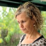 Portrait de Béa, fondatrice de Femmes en Harmonie, plongée dans ses pensées. Cette photo illustre l’article qui explore comment répondre de manière authentique à la question "ça va bien ?", même quand on ne se sent pas au mieux.