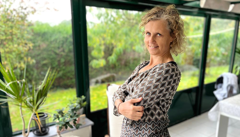 Béa, fondatrice de Femmes en Harmonie, pose avec un sourire apaisant, symbolisant la bienveillance et l’authenticité. Cette image illustre l'importance de répondre avec sincérité à la question "ça va bien ?", même lors de moments plus délicats.