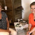Béa, fondatrice de Femmes en Harmonie, en discussion avec Laurence Voisin, instructrice certifiée en méditation de pleine conscience. Assises dans un cadre accueillant, entourées de décorations naturelles et d’objets apaisants, elles échangent sur les bienfaits de la pleine conscience, des techniques de base et des conseils pour intégrer cette pratique dans la vie quotidienne afin de mieux gérer le stress et améliorer le bien-être.